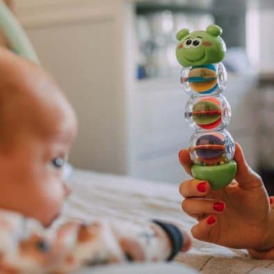 kdy miminko uchopi hracku