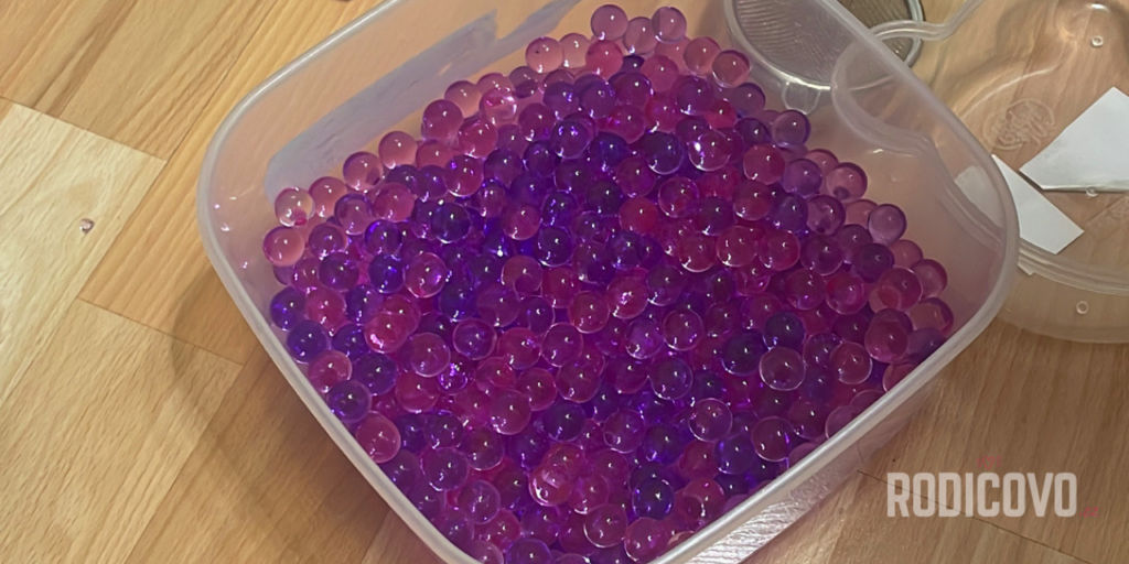 vodni perly sensory play