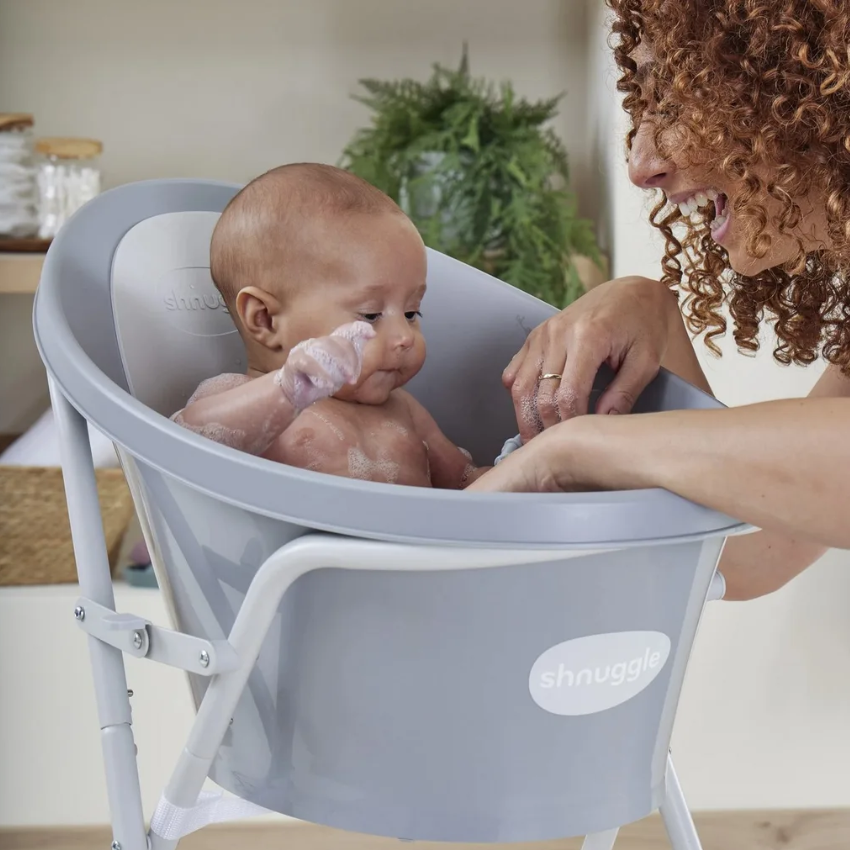 Miminko v ergonomické vaničce Shnuggle
